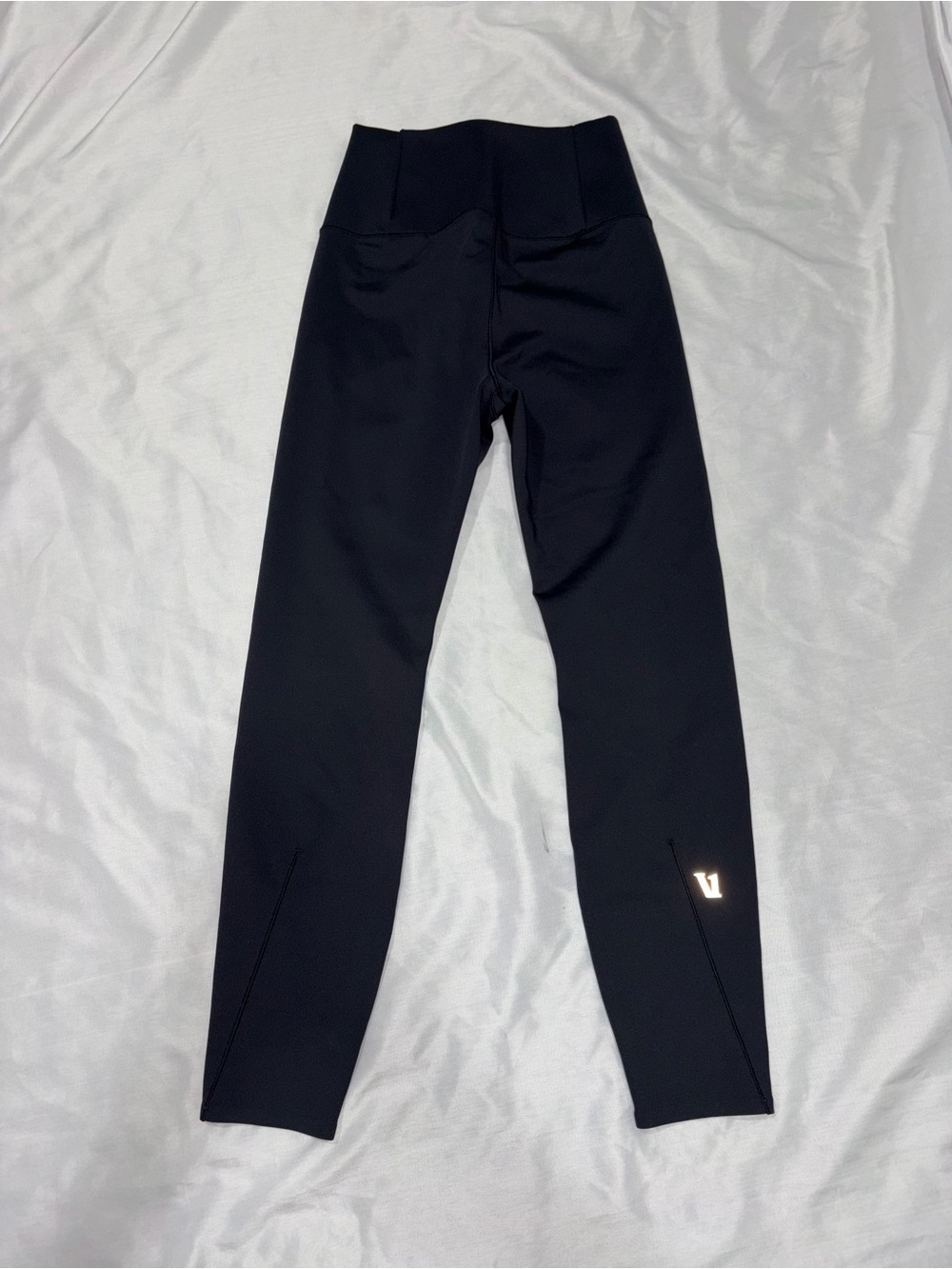 Vuori Black High-Waist Kids Leggings with Reflective Logo